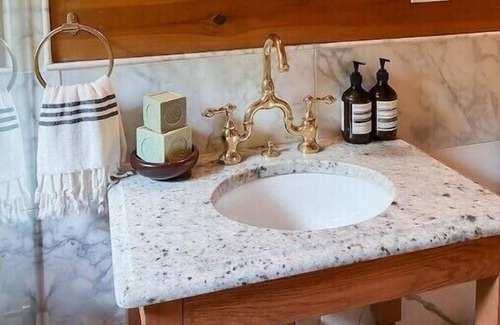 Debruce Cabin | The Cabin at Livingston Manor - Cozy Catskill Log Cabin