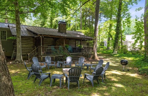 Old Irving Park Apartment | The Cabin - Fire Pit, Pool Table, Spacious