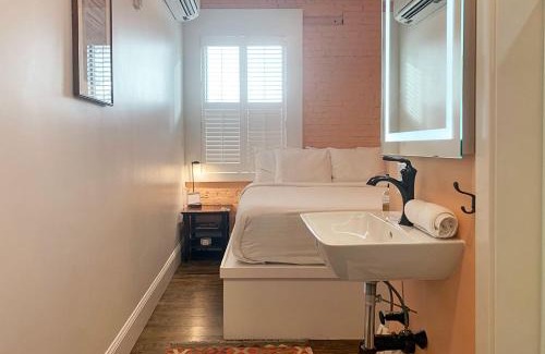 Beverly Hotel | The Cabot Lodge