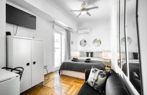 Exarhia Apartment | The Cactus Apartment with Large Sunny Balcony