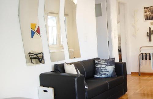 Exarhia Apartment | The Cactus Apartment with Large Sunny Balcony
