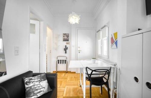 Exarhia Apartment | The Cactus Apartment with Large Sunny Balcony