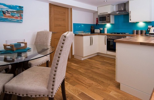 Borth-y-Gest Cottage | THE CAPTAIN'S BANK, pet friendly, with a garden in Porthmadog