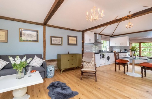 Woodbridge Cottage | The Cart Lodge - sleeps 2 guests in 1 bedroom