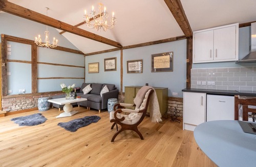 Woodbridge Cottage | The Cart Lodge - sleeps 2 guests in 1 bedroom