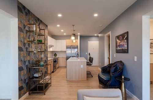 Sobro Apartment | The Catalina Wine Mixer/*Walk to Broadway!*