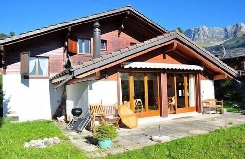 Alpe des Chaux Ski Chalet | The chalet is located 600m from the departure of the Barboleuse gondolas linking the Gryon Villars L