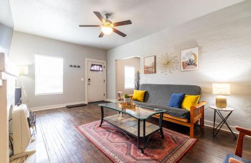 Chickasha House | The Charm Chickasha, Fiber WIFI, Washer & Dryer, Near DT Chickasha and Leg Lamp!