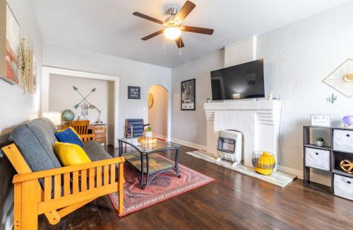 Chickasha House | The Charm Chickasha, Fiber WIFI, Washer & Dryer, Near DT Chickasha and Leg Lamp!