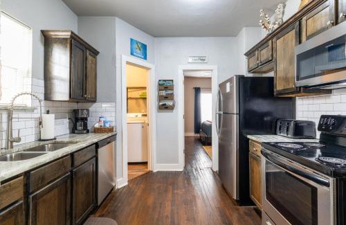 Chickasha House | The Charmer, Fiber Internet, ROKU TVs, Washer & Dryer, Near DT Chickasha and Leg Lamp!