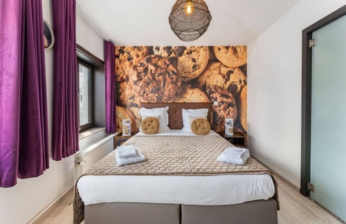 Historical Center Bruges Hotel | The Chocolate Chip Cookie Room by Your Grandma! - Steps from the Belfry