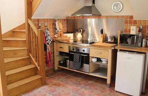 Flaxley Cottage | THE CIDER BARN, romantic, with a garden in Newnham-On-Severn