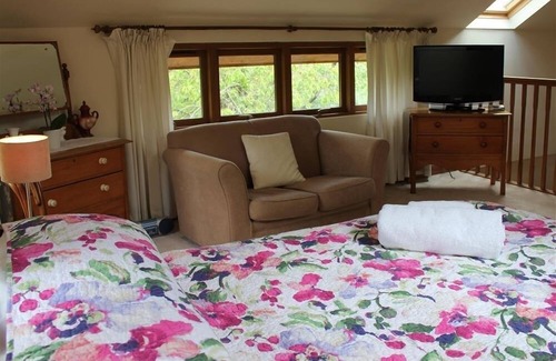 Flaxley Cottage | THE CIDER BARN, romantic, with a garden in Newnham-On-Severn