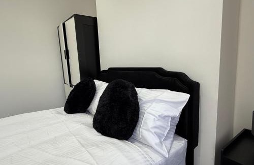 Northampton House | The Clare Court 6BR Luxe Retreat