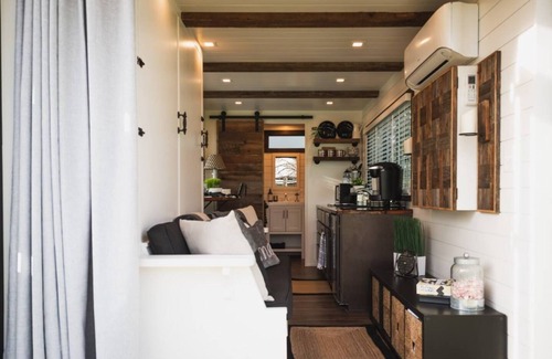 Waco Apartment | “The Classic” Tiny CargoHome 12 min. to Magnolia Silos/Baylor