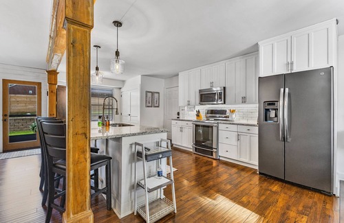 Thompson's Station House | The Clever Mule is a charming 3-bedroom house in Thompson's Station with yard.