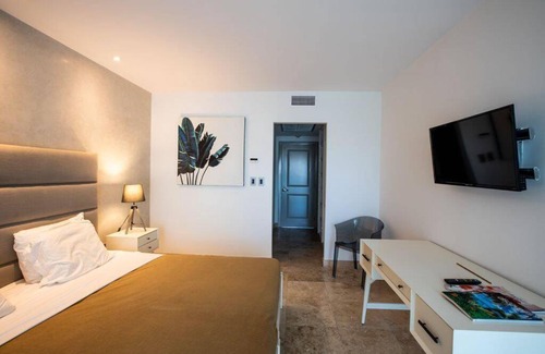 Maho Apartment | *The CLIFF_ BEACHFRONT and LUXURY MODERN UNIT* C2