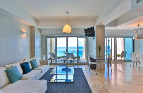 Maho Apartment | *The CLIFF_ BEACHFRONT and LUXURY MODERN UNIT* C2