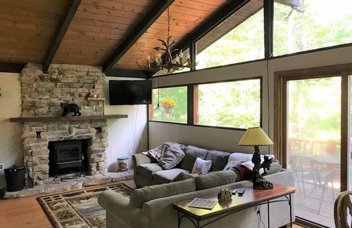 Rockbridge Cabin | The Cliff- Hocking Hills - 2 BR, 1 BA cabin on the Hill