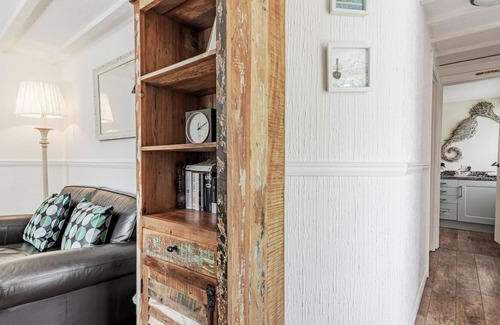 St. Florence Apartment | THE COACH HOUSE, pet friendly, with pool in St Florence