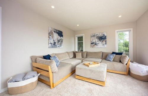 El Granada House | The Coastal Retreat Scenic Harbor Ocean Views Walk to Beach Restaurants
