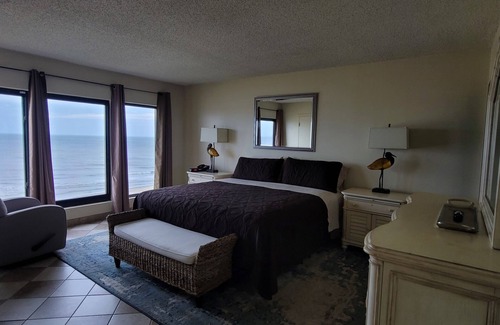 Northeast Virginia Beach Resort | The Colony Condominiums Oceanfront Unit with Amazing Oceanfront Balcony