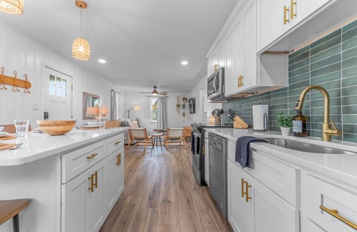 Northeast Virginia Beach House | The Comber Renovated 2023 2bd Luxury House 2 blocks from beach