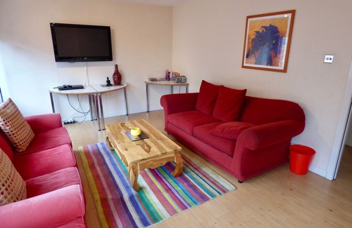 Tradeston Apartment | The Comfort Suite - Free wifi & Parking, Walk to city centre & subway