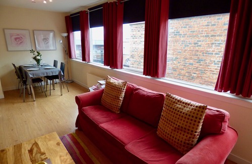 Tradeston Apartment | The Comfort Suite - Free wifi & Parking, Walk to city centre & subway