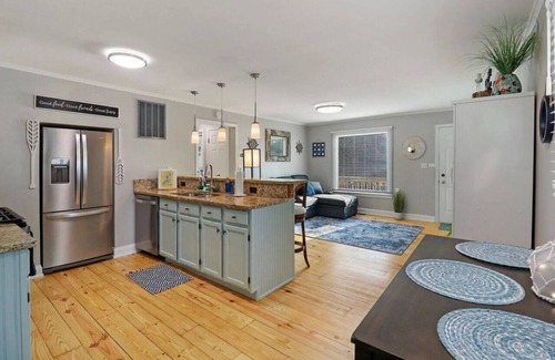 Fox Lake Apartment | `The Compass Cottage` A Cute & Cozy 2/1 Lakeview House with Hot Tub Included