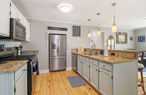 Fox Lake Apartment | `The Compass Cottage` A Cute & Cozy 2/1 Lakeview House with Hot Tub Included