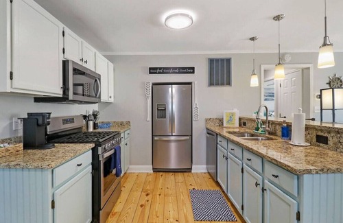 Fox Lake Apartment | `The Compass Cottage` A Cute & Cozy 2/1 Lakeview House with Hot Tub Included