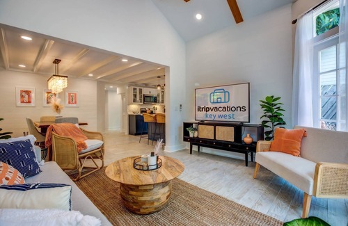 The Meadows House | The Conch Chateau: Stylishly Renovated Conch House in the Heart of Key West, Heated/Chilled Pool!
