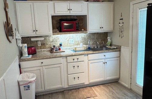 Port O Connor House | The Copenhagen Bungalow with 1 bedroom in Port O'Connor with AC