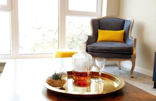 Hemel Hempstead House | The copper pan elegant central apartment