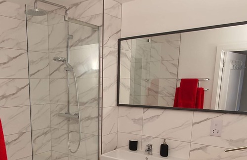 Hemel Hempstead House | The copper pan elegant central apartment