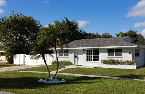 West Palm Beach Villa | The Coral Villa - Heated Pool Spa and Lush Garden