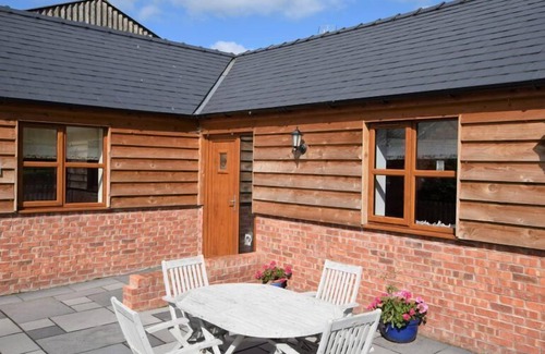 Malpas Cottage | The Corn Store - sleeps 4 guests in 2 bedrooms