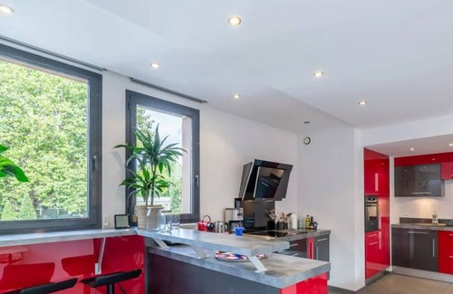 Honfleur House | The Cosmopolitan Architect | Design Home with Rooftop Jacuzzi | 8 Guests