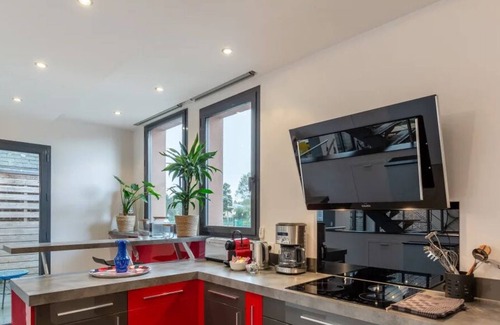 Honfleur House | The Cosmopolitan Architect | Design Home with Rooftop Jacuzzi | 8 Guests