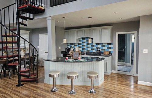 Leesburg Cottage | The Cottage at Firefly Cellars, cozy getaway in Loudoun wine country!