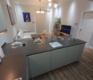 Dubai Marina Apartment | The Courtyard Heaven