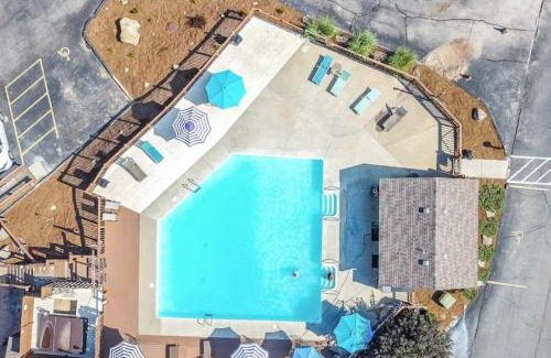 Indian Point Apartment | The Cove 12-4 By SDC, Big Deck, Pool, Hot Tub, By Lake , No Stairs