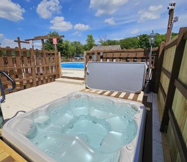 Indian Point Apartment | The Cove 12-4 By SDC, Big Deck, Pool, Hot Tub, By Lake , No Stairs