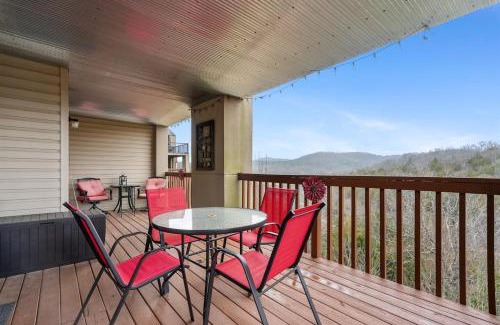 Indian Point Apartment | The Cove 12-4 By SDC, Big Deck, Pool, Hot Tub, By Lake , No Stairs