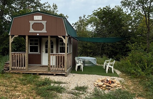 Decorah Cabin | The Cowboy Cabin, secluded and peaceful, only 5 min from town & sleeps 4.