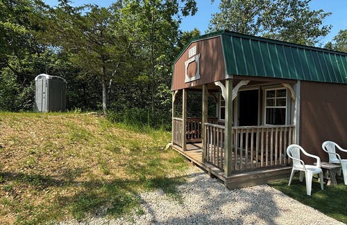Decorah Cabin | The Cowboy Cabin, secluded and peaceful, only 5 min from town & sleeps 4.