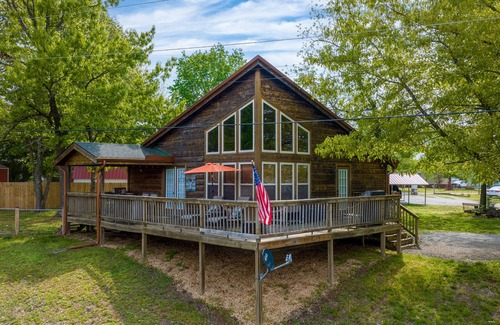 Grove Cabin | The Cowskin Cabin & Bunkhouse - Lakeview Getaway on 1/2 acre