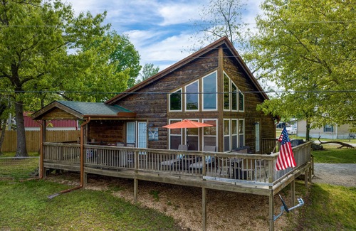 Grove Cabin | The Cowskin Cabin & Bunkhouse - Lakeview Getaway on 1/2 acre