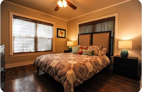 South Central Houston House | The Coyle Cabin - Close to Downtown, Stadiums, U of H, Med Center